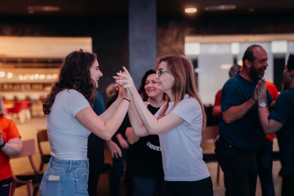 Jana Harvanová tančí s účastnicí kurzu NeuroDance